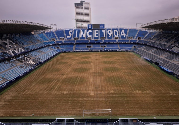 La impactante imagen de La Rosaleda en plena resiembra